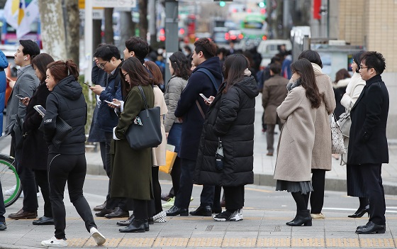 두꺼운 옷을 챙겨 입은 시민들이 출근길을 재촉하고 있다.(사진=저작권자 (c) 연합뉴스. 무단전재-재배포금지)