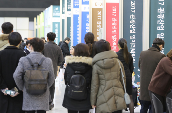 지난해 11월 21일 서울 서초구 aT센터에서 문화체육관광부 주최로 열린 '2017 관광산업 일자리 박람회'에서 현장을 찾은 구직자들이 자신만의 일자리를 알아보고 있다. (사진=저작권자(c) 연합뉴스, 무단 전재-재배포 금지)