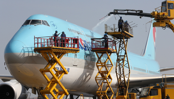 국토부는 항공사, 교육기관과 협업을 통해 운영한 ‘B737 기종 정비특화과정’ 제1기 수료생 중 81%가 항공사에 취업했다고 21일 밝혔다. 사진은 대한항공 직원들이 인천시 중구 인천공항 대한항공 정비 격납고에서 봄을 맞아 보잉 747-8i 차세대 항공기의 동체 세척작업을 하고 있다.(사진=저작권자(c) 연합뉴스, 무단 전재-재배포 금지)