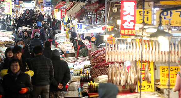 설 연휴를 앞둔 20일 부산 부산진구 부전시장이 제수를 사는 시민들로 붐비고 있다. (사진=저작권자(c) 연합뉴스, 무단 전재-재배포 금지)