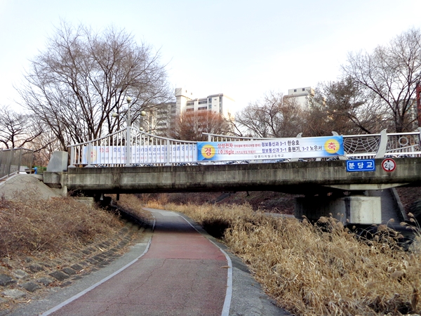 친구 아들은 고등학교 졸업 후 국내 굴지의 대기업에 입사해서 학교 옆에 커다란 현수막이 걸려있다. 친구는 요즘 아들 취업으로 신바람이 났다.