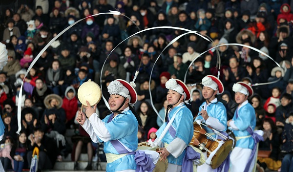 지난해 설 연휴를 맞아 서울 용산구 국립중앙박물관을 찾은 관람객들이 풍물 공연을 감상하고 있다.