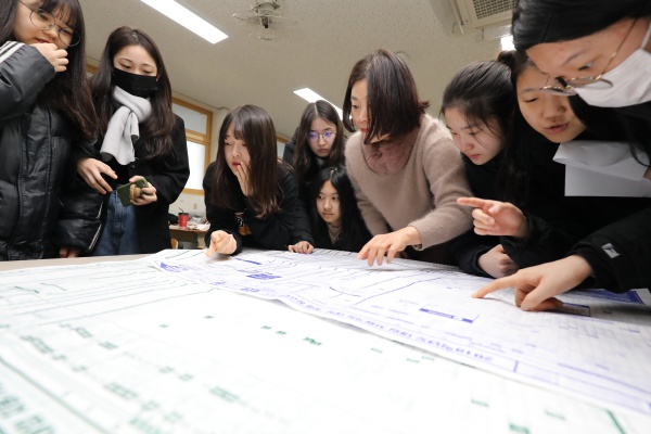 대구여고 3학년 교실에서 자신의 수능 성적을 확인한 학생들이 담임 교사와 배치표를 살펴보고 있다.(대구여고 3학년 교실에서 자신의 수능 성적을 확인한 학생들이 담임 교사와 배치표를 살펴보고 있다.(출처=뉴스1, 무단 전재-재배포 금지)