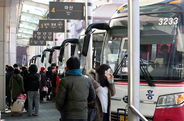 설 연휴를 앞둔 1일 오후 부산 사상시외터미널에서 귀향객들이 버스를 탑승하기 위해 분주히 움직이고 있다.(사진=저작권자(c) 뉴스1, 무단 전재-재배포 금지)