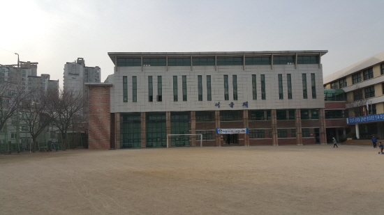 집 근처 학교 체육관 중 한 곳.