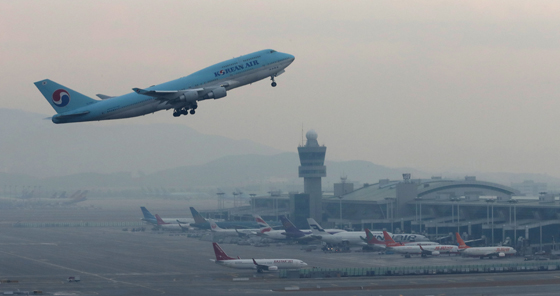 인천공항 계류장 옆 활주로에서 항공기가 이륙하고 있다.(사진=저작권자(c) 연합뉴스, 무단 전재-재배포 금지)