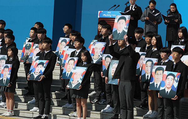  제4회 서해수호의날을 맞아 22일 대전시 유성구 국립대전현충원에서 열린 기념식에서 유족대표들이 서해수호 55용사의 이름을 호명하고 있다.(사진=저작권자(c) 연합뉴스, 무단 전재-재배포 금지)