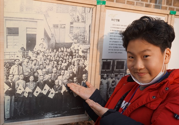 (인사동 감고당길 사진 전시 속 황학수 고조할아버지를 찾아서 반가운 아들)