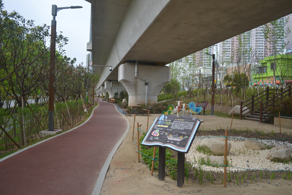 부산그린라인파크로 조성된 6km 공간마다 테마로 꾸며졌다. 하마정 사거리에 위치한 구간은 초등학교 근처특색을 살려 작은 식물원과 레인가든을 설치했다. 