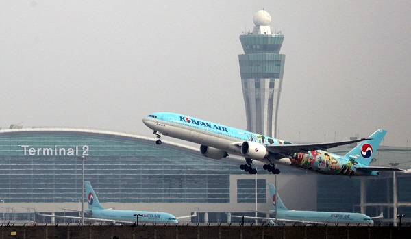 인천국제공항 제2여객터미널이 개항된 18일 오전 인천국제공항 제2여객터미널에서 대한항공 항공기가 이륙하고 있다.(사진=저작권자(c) 연합뉴스, 무단 전재-재배포 금지)