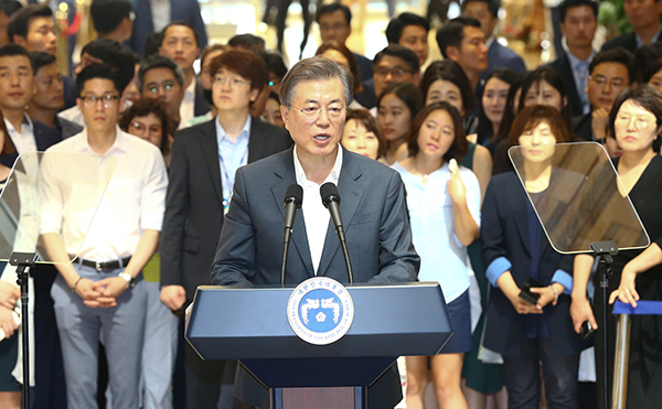 문재인 대통령이 지난 2017년 8월 9일 서울 서초구 서울성모병원을 찾아 ‘건강보험 보장성 강화대책’ 발표를 하고 있다.(사진=저작권자(c) 연합뉴스, 무단 전재-재배포 금지)