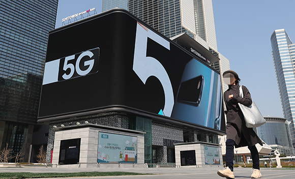 국내 이동통신사들이 세계 최초 일반용 5G 서비스를 조기 개통한 가운데 4월 4일 오전 서울 강남구 한 건물 외벽에 설치된 디지털 사이니지에 5G 단말기 광고가 나오고 있다. (사진=저작권자(c) 연합뉴스, 무단 전재-재배포 금지) 