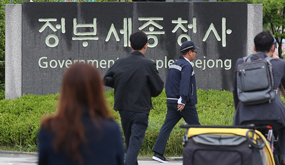 정부세종청사로 출근하는 공무원들. (사진=저작권자(c) 연합뉴스, 무단 전재-재배포 금지)