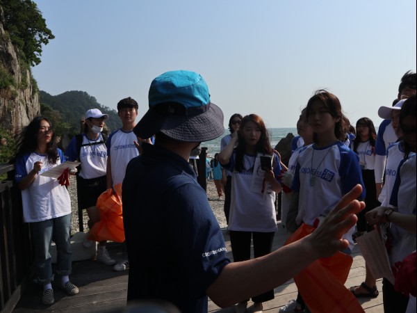 연안정화활동에 참가하는 해양수산부 및 환경부 기자단