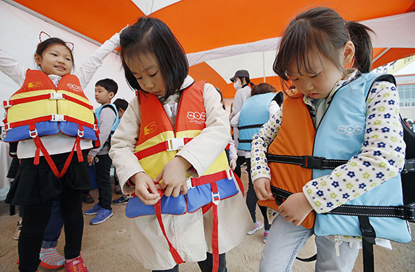 서울 송파구 방이초등학교에서 열린 체험형 안전교육에서 어린이들이 구명조끼를 입어보고 있다..(사진=저작권자(c) 연합뉴스, 무단 전재-재배포 금지) 