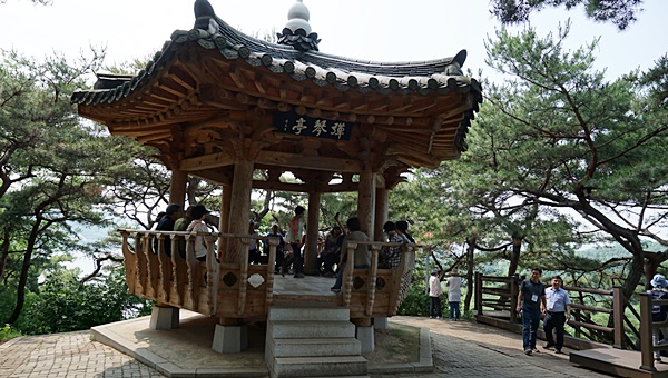 우륵이 가야금을 연주하던 곳이자 수려한 경관을 자랑하는 유서 깊은 고적지, 탄금대에 위치한 탄금정. 