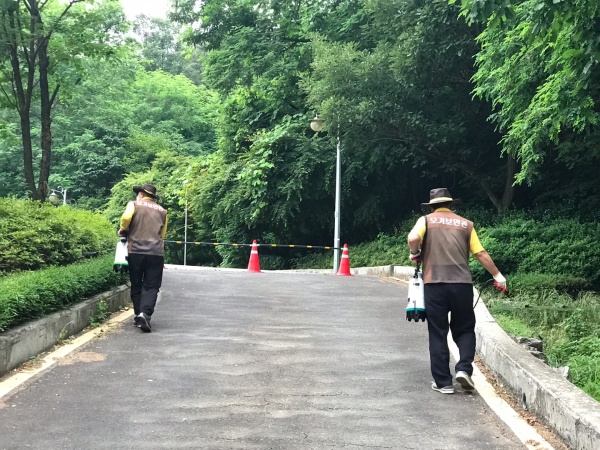 오전 7시, 숨 고를 새도 없이 집합 후 바로 작업에 들어간 모기보안관.