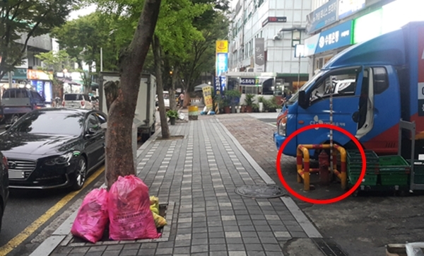 소화전 바로 옆에 차를 세우는 등 소방시설 옆에 주차, 정차하는 경우는 쉽게 볼 수 있다.