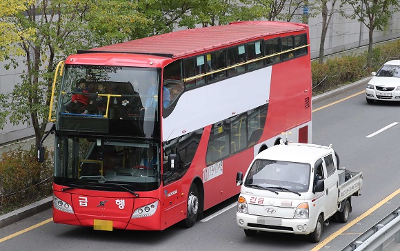 부산에서 운행중인 2층 버스. (사진=저작권자(c) 연합뉴스, 무단 전재-재배포 금지)