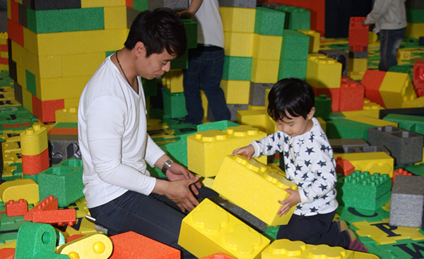 한 어린이가 아빠와 함께 블럭 쌓기 놀이 체험장에서 즐거운 시간을 보내고 있다. (사진=저작권자(c) 연합뉴스, 무단 전재-재배포 금지)