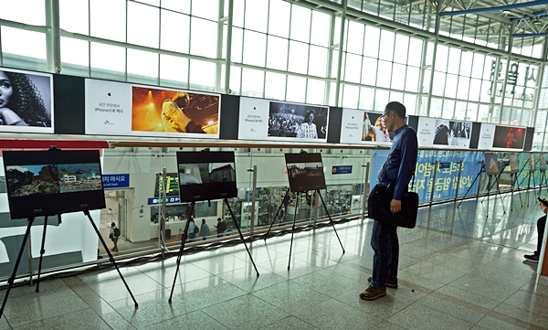 3층에 마련된 지진 사진 공모전 수상작과 우리나라 지진에 대한 사진 전시를 한 국민이 유심히 보고 있다.  