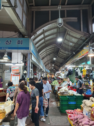 소상공인시장진흥공단에 따르면 제수용품 비용은 전통시장이 평균 22만6천832원으로 대형마트의 30만3천34원보다 25.1% 저렴하다.