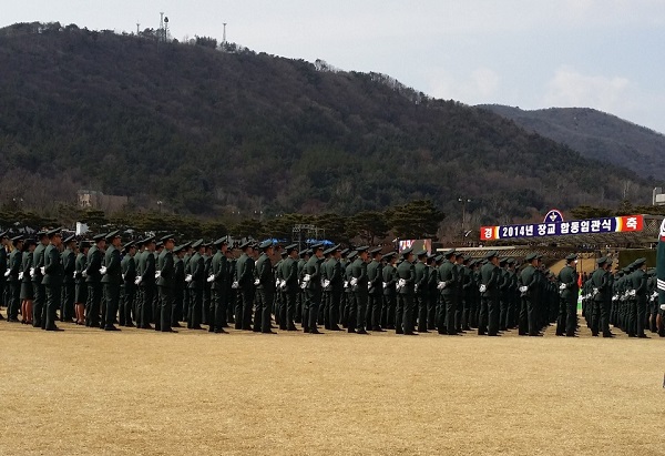 묵묵히 직업군인의 길을 걷고 있는 동생. 