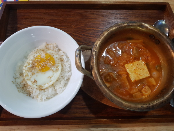 1층에서 주문한 김치찌개