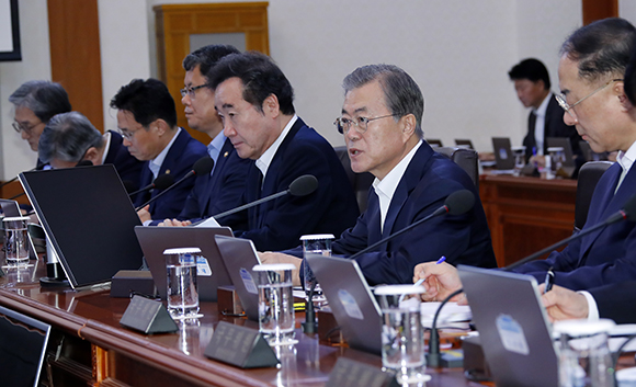 문재인 대통령이 8일 오전 청와대에서 열린 국무회의를 주재하고 있다. (사진=저작권자(c) 연합뉴스, 무단 전재-재배포 금지)