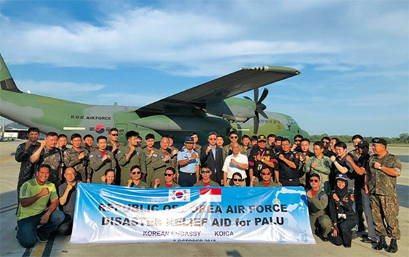 2018년 10월 9일 인도네시아 술라웨시섬 지진 및 쓰나미재해를 구호하기 위해 발릭파판에 도착한 한국군 수송기.(사진=주인도네시아 대사관)