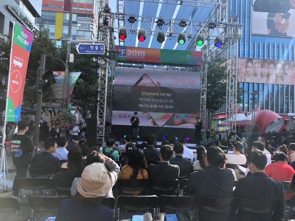 프로젝트를 발표 중인 스타트업 창업자.