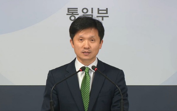 이상민 통일부 대변인이 28일 오전 서울 종로구 정부서울청사에서 금강산 관광 문제 협의를 위해 북한에 실무회담 개최를 제안했다는 내용을 브리핑하고 있다. 