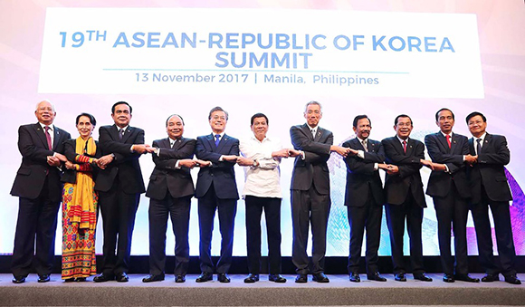 문재인 대통령이 지난 2017년 11월 13일 오후(현지시간) 필리핀 마닐라 필리핀국제컨벤션센터(PICC) 서밋홀에서 열린 제19차 한·ASEAN 정상회담에서 각국 정상들과 기념촬영을 하고 있다. (사진=청와대) 
