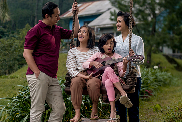 1990년대 방영된 인기 TV드라마를 리메이크한 인도네시아의 <쩌마라 가족 이야기>는 인도네시아의 가족관을 잘 보여주는 영화로 평가받았다. (사진=아세안문화원 제공)