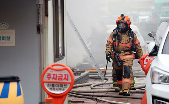 지난 15일 오후 서울 서초구 한 상가에서 발생한 화재를 진압하기 위해 소방관들이 현장으로 이동하고 있다. (사진=저작권자(c) 연합뉴스, 무단 전재-재배포 금지)