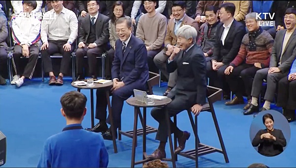 모병제에 관한 질문에 웃음을 보이는 문 대통령과 사회자 배철수(출처=KTV)