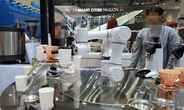 로봇 바리스타가 직접 핸드드립으로 만든 커피가 제공되었다