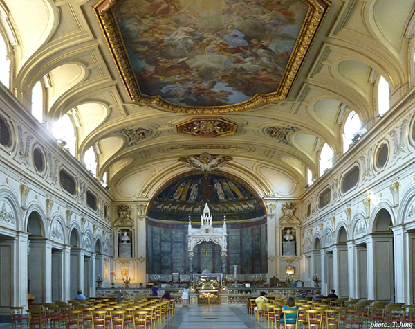 화려한 바로크 양식으로 증축된 산타 체칠리아 성당 내부.