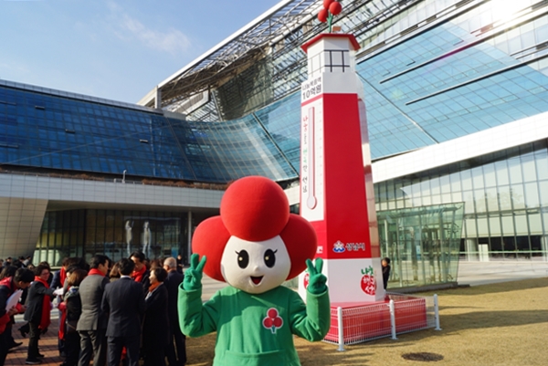 사랑의 온도탑 제막식에서 열매돌이가 따뜻한 나눔 동참을 호소하고 있다.