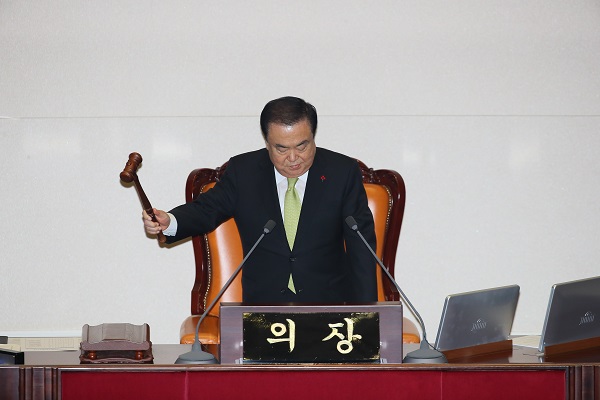 문희상 국회의장이 10일 국회에서 열린 본회의에서 2020 예산안을 가결하고 있다. (저작권자(c) 연합뉴스, 무단 전재-재배포 금지) 