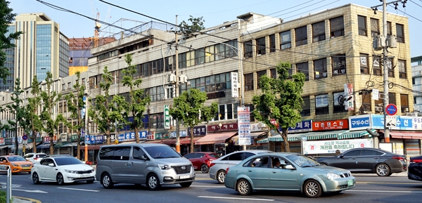  1925년 경성역 이후 조성된 염천교 수제화거리는 우리나라 구두 산업 출발지이며 장인적 정신과 기술이 곳곳에 고스란히 남아 있던 곳이다. 1925년 경성역 이후 조성된 염천교 수제화거리는 우리나라 구두 산업 출발지이며 장인적 정신과 기술이 곳곳에 고스란히 남아 있는 곳이다.