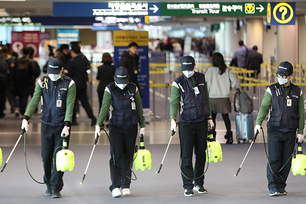 21일 오전 인천국제공항 1터미널 입국장에서 인천공항 위생소독용역 직원들이 ‘우한(武漢) 신종 코로나바이러스 폐렴’ 국내 추가 유입에 대비해 소독 작업을 하고 있다. (사진=저작권자(c) 연합뉴스, 무단 전재-재배포 금지)