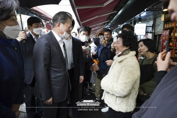 문재인 대통령이 12일 서울 중구 남대문 시장에서 상인과 대화를 나누고 있다. 신종 코로나바이러스(코로나19) 감염증 사태로 인한 민생경제 위축 우려가 커지는 것을 감안한 현장방문이다.(출처=청와대, 정책브리핑)