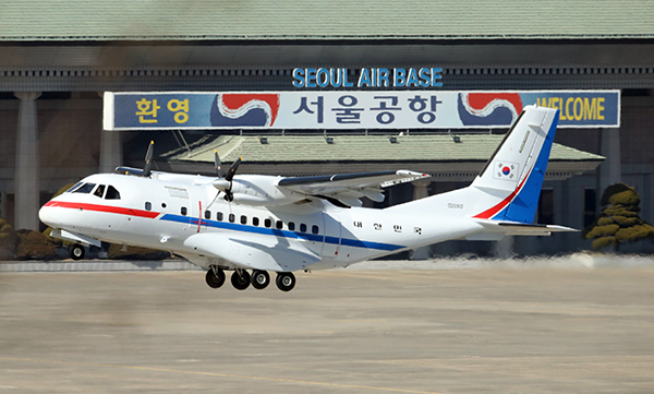 일본 요코하마(橫浜)항에 정박 중인 크루즈선 타고 있는 한국인 4명과 일본인 배우자 1명을 이송하기 위한 대통령 전용기(공군3호기)가 18일 서울공항에서 이륙하고 있다. (사진=저작권자(c) 연합뉴스, 무단 전재-재배포 금지)