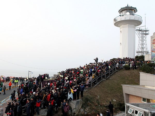 울산 간절곶 해안위 간절곶 등대 앞에 해맞이객들이 해를 기다리며 줄지어 서 있다.(사진=저작권자(c) 연합뉴스, 무단 전재-재배포 금지)