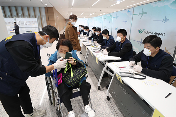 지난 9일 인천국제공항 2터미널에서 일본발 여객기를 타고 도착한 승객들이 검역과 연락처 확인 등의 특별입국절차를 거치고 있다. (사진=저작권자(c) 연합뉴스, 무단 전재-재배포 금지)