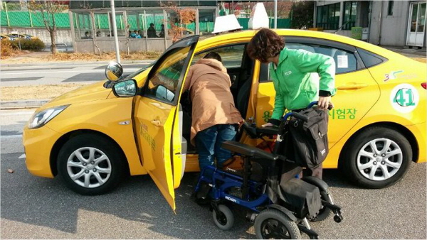장애인운전지원센터에서 운전 교육을 받는 장애인(출처=한국도로공단)
