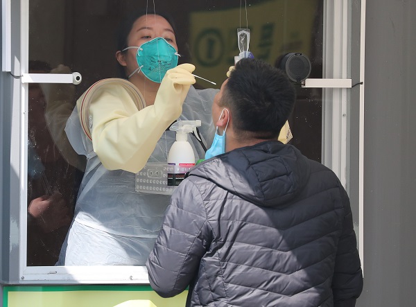 지난 3일 오후 서울 송파구 잠실종합운동장에 마련된 워크스루 방식 선별진료소에서 한 시민이 검체채취를 받고 있다.(사진=저작권자(c) 연합뉴스, 무단 전재-재배포 금지)