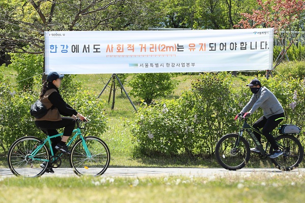  '사회적 거리두기' 강도가 완화된 후 첫 주말인 26일 오후 서울 여의도 한강공원에서 시민들이 라이딩을 즐기고 있다.(사진=저작권자(c) 연합뉴스, 무단 전재-재배포 금지)