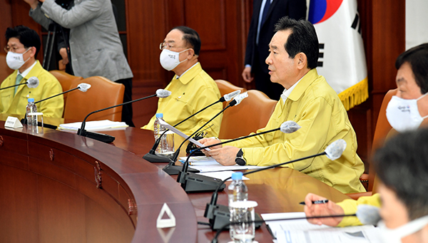 정세균 국무총리가 6일 정부서울청사에서 열린 중앙재난안전대책본부 회의를 주재하고 있다.